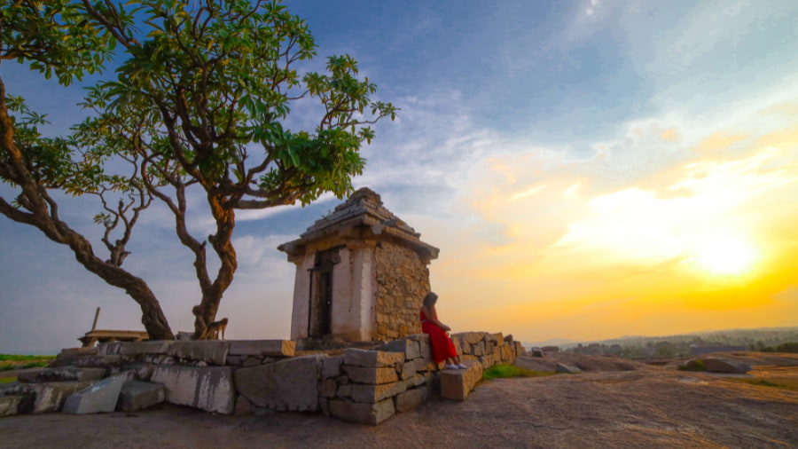 Hemakuta Hill – A Magnificent Sunset